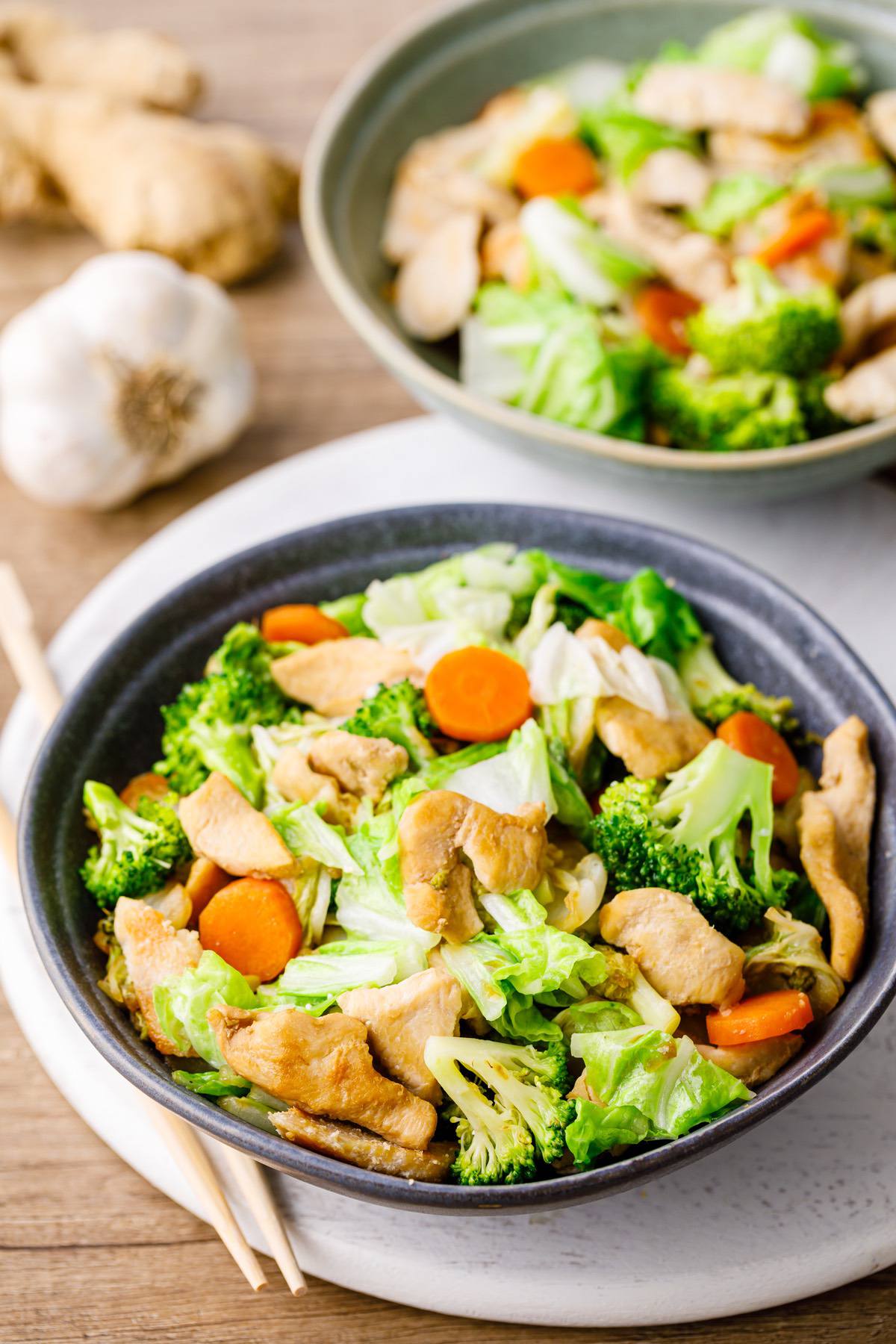 Garlic Chicken Cabbage Stir Fry (Addictive, Keto-friendly and Healthy ...